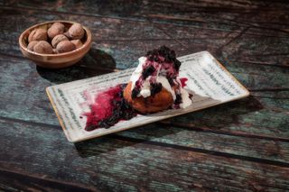 Papanasi cu smantana si dulceata de afine