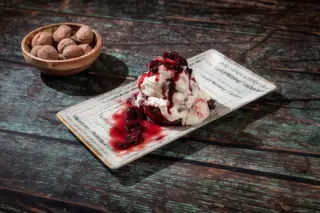 Papanasi cu smantana si dulceata de casa