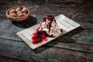 Papanasi cu smantana si dulceata de casa