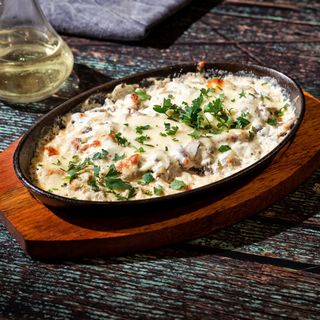 Cotlet de porc cu sos de smântână, cașcaval și ciuperci