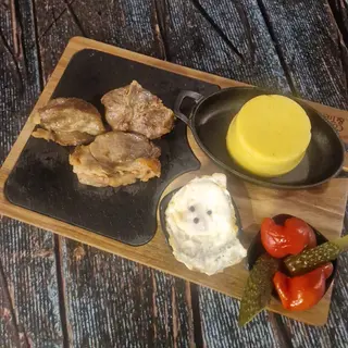 Carne de porc in untura "la garnita" cu mamaliguta si ou