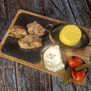 Carne de porc in untura "la garnita" cu mamaliguta si ou