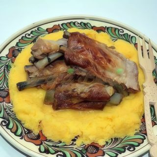 Coasta de porc in untura "la garnita" cu mamaliguta si ou