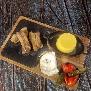 Coasta de porc in untura "la garnita" cu mamaliguta si ou