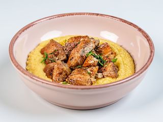 Carne de porc in untura "la garnita" cu mamaliguta si ou