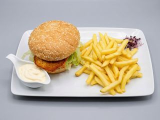 Sandwich cu șnițel de pui, cartofi prăjiți și maioneză