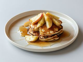 Clătite cu mere caramelizate și sos de vanilie