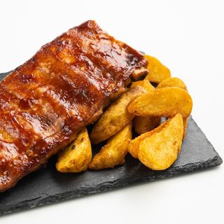 Coste de purcelus cu cartofi wedges