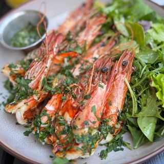 Creveti black tiger cu salata