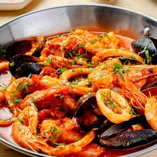 Tigaie picanta fructe de mare