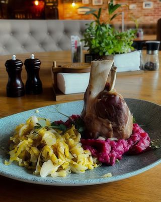 Ciolan de porc cu piure de cartofi