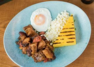 Tochitura moldoveneasca cu mamaliguta coapta