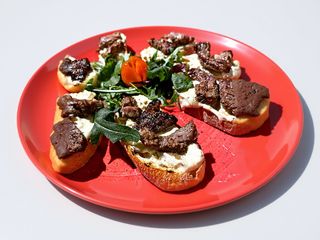 Crostini cu muschi de vita si sos de hribi