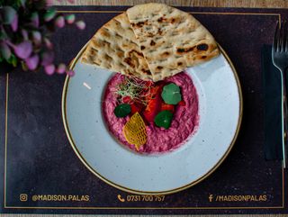 Hummus cu sfeclă roșie și ardei copt