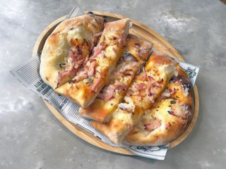 Focacia cu bacon si usturoi