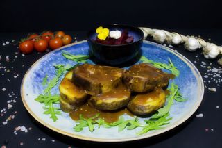 Ceafa de Porc Gatita Lent cu Cartofi Copti si Salata de Sfecla