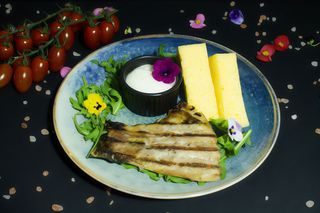 Crap trunchi, prajit, cu mamaliguta si mujdei