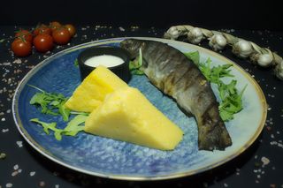 Pastrav prajit cu mamaliguta si usturoi