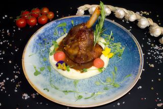 Rasol de Miel Gatit Lent cu Piure si Sos de Vin