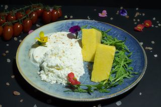 Branza de Vaci cu Smantana si Mamaliguta