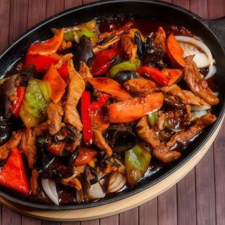 Muschiulet de Porc Servit pe Plita Incinsa 