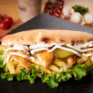 Panini cu snitel de pui si cartofi prăjiți