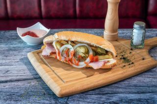 Sandwich cu bacon si cascaval