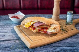 Sandwich cu bacon si ou