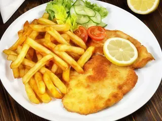  Meniu snitel pui pane cu cartofi prajiti, salata si chifla de casa