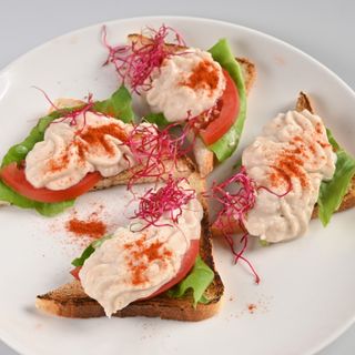 Bruschete cu humus, rosii si salata verde