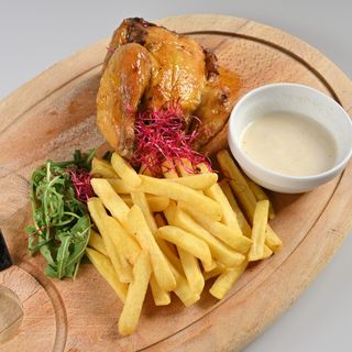 Cocosel de munte cu cartofi prajiti si mujdei de usturoi