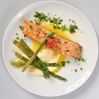 File de somon la gratar cu sparanghel sote si sos lemon butter