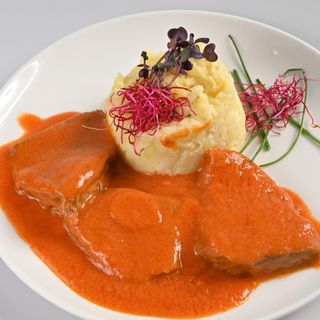 Pulpa de vita la tava cu piure de cartofi