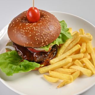 Burger urias de vita cu cartofi prajiti