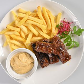 Mici cu cartofi prajiti si mustar