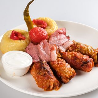 Sărmăluțe cu mămăliguță, bacon crocant, roșie cherry, ardei iute și smântână