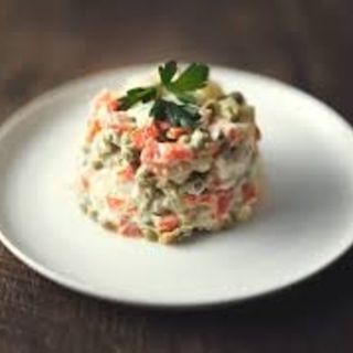 Salată de boeuf cu carne de pasăre