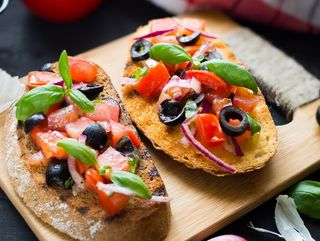 Bruschete cu rosii si masline