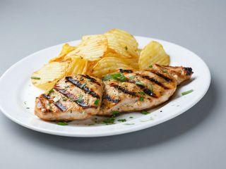 Piept de pui la gratar cu cartofi chips