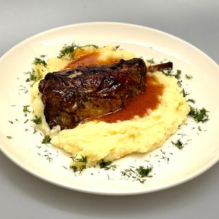 Aripioara de porc cu piure si sos vanatoresc