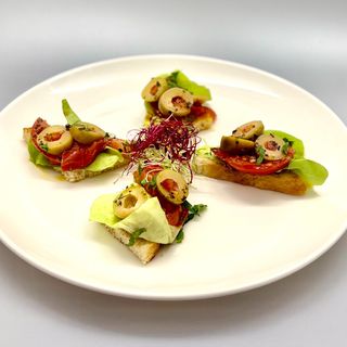 Bruschete cu rosii si masline