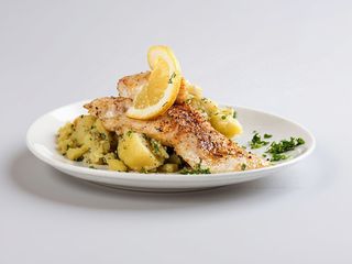 File de salau la gratar cu baby carrots si broccoli