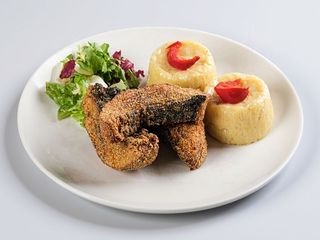 File de crap prajit cu mamaliga si mujdei