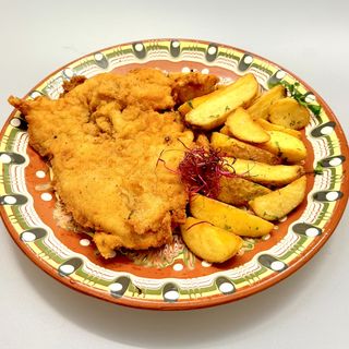 Snitel din piept de pui pane cu cartofi wedges