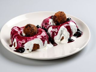 Papanasi cu smantana si dulceata