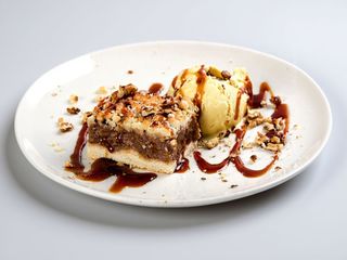 Placinta cu mere, nuca, inghetata de vanilie si sos caramel