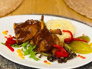 Aripioara de porc cu piure si sos vanatoresc