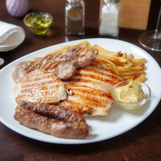 Mixgrill cu cartofi prajiti