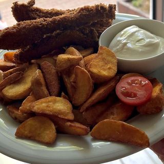 Piept de pui crispy în panko cu cartofi wedges și sos aioli