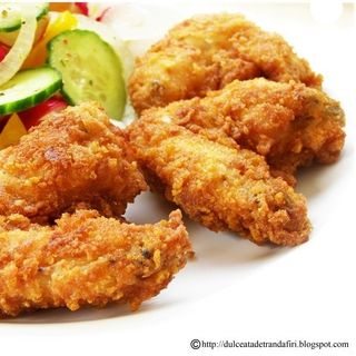 Aripioare de pui crispy cu cartofi pai și sos picant